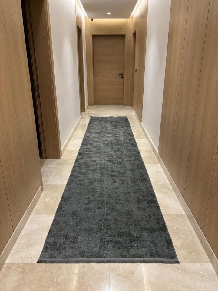 Kaymaz Tabanlı Saçaklı Yıkanabilir Leke Tutmaz Kesme Kabartmalı Salon Koridor Mutfak Halısı ANTRASİT - 80 x 325